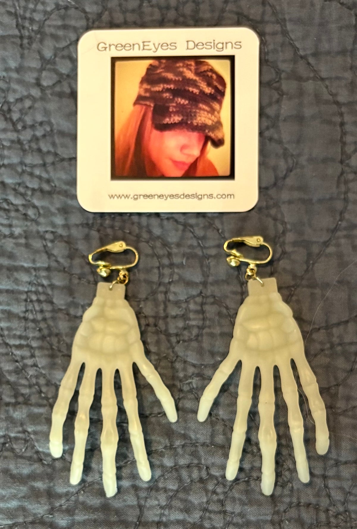 GLOW N THE DARK         Clip -On Earrings ☠️
